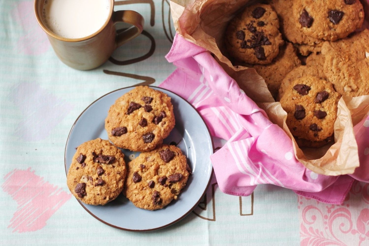 chewy-chocolate-chip-oatmeal-cookies-recipe